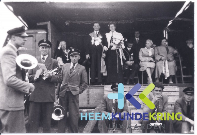 Herwen 1955 Concours, Koningspaar Burghard-v-Valburg vlnr. onb-Koenen- vd Weijer Coll. HKR